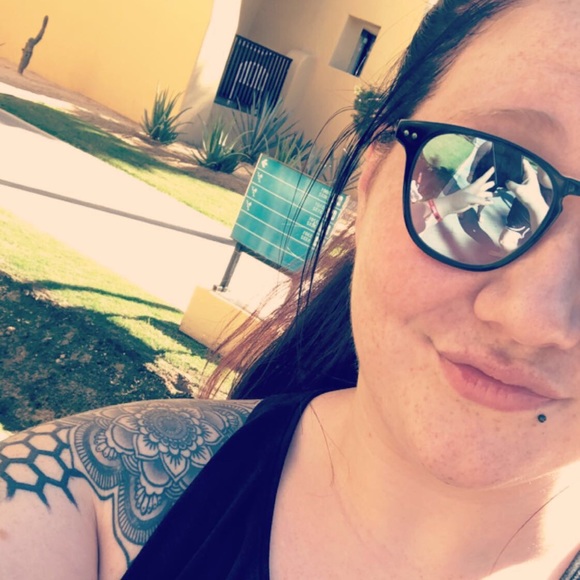 Meet your Posher, Alyx - Picture 2 of 4